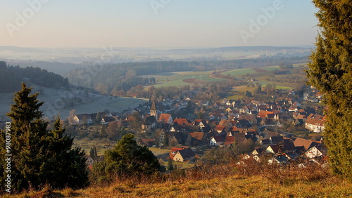 traumhafter Blick von oben auf Dorf Gültlingen im Nordschwarzwald an einem sonnigen, kalten Herbstmorgen