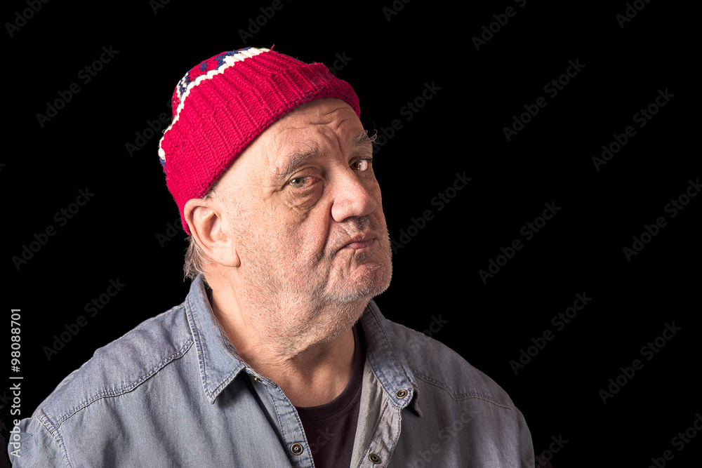 homme vieux avec bonnet rouge sur fond noir Photos