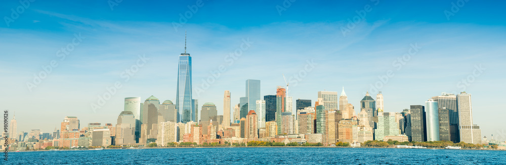 Fototapeta premium Downtown Manhattan over East river. Panoramic giant view