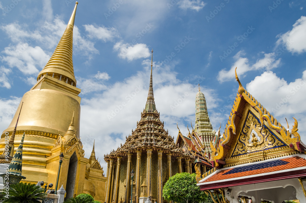 Fototapeta premium Wat Phra Kaew, Temple of the Emerald Buddha is famous temple in Bangkok, Thailand