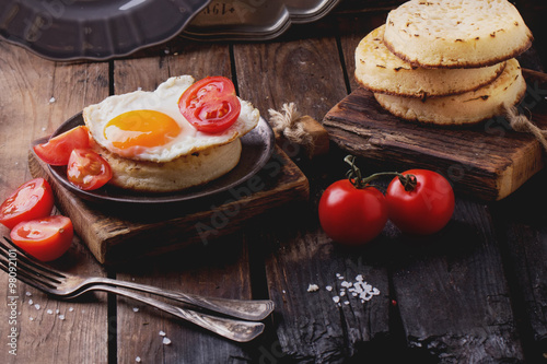 Tableau sur toile Vintage crumpets with eggs