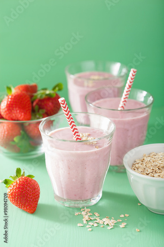 healthy strawberry oat smoothie