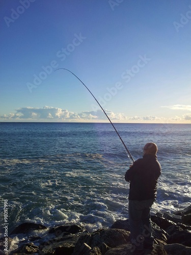 Pescatore al mare