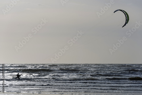 Kitesurfer in der Noordsee bei Zandvoort 