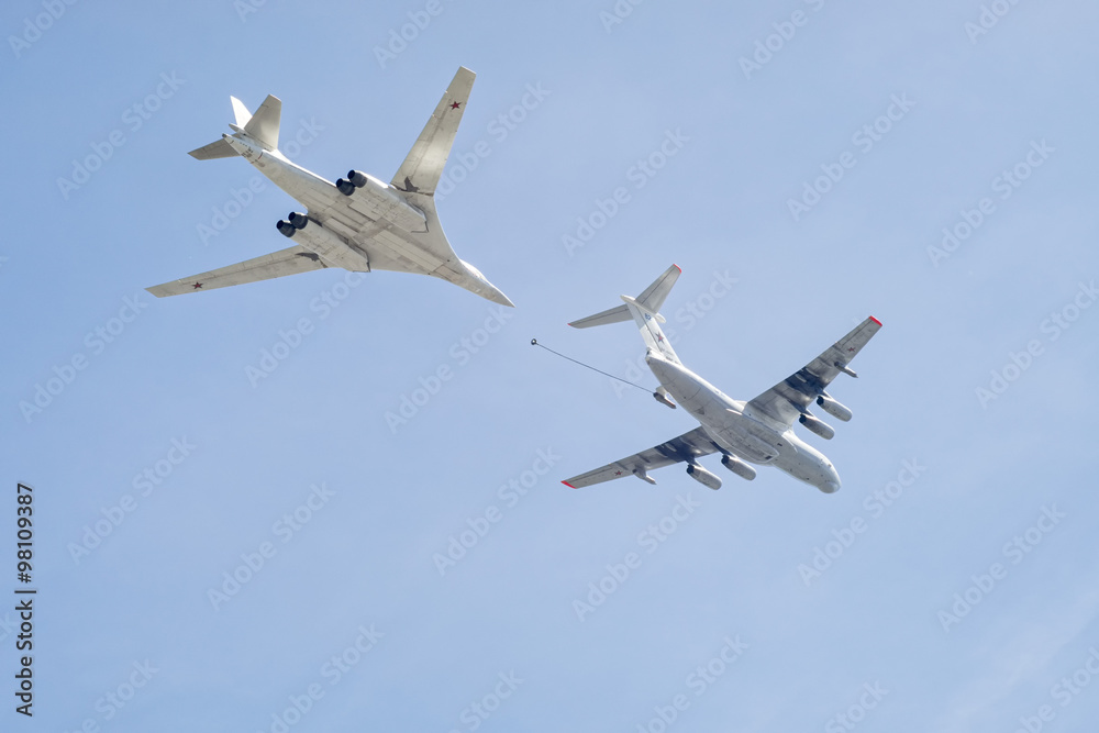 Ilyushin Il-78 (Midas) four-engined aerial tanker and Tupolev Tu-160 (Blackjack) supersonic variable-sweep wing heavy strategic bomber demonstrate refueling Ilyushin Il-78 (Midas) four-engined aerial tanker and Tupolev Tu-160 (Blackjack) supersonic variable-sweep wing heavy strategic bomber demonstrate refueling