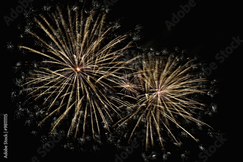 Silvester Feuerwerk im schwarzen Nachthimmel bei Schweinfurt