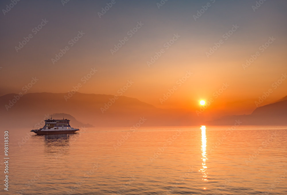 Naklejka premium Sunset at Como Lake