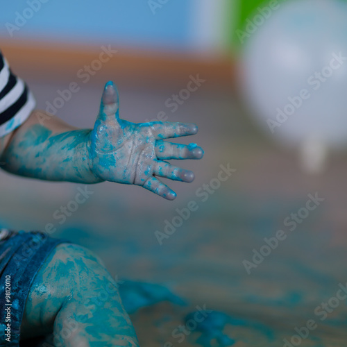Blaue Kinderhand