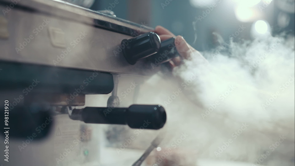 The coffee machine produces steam. Preparing to work.