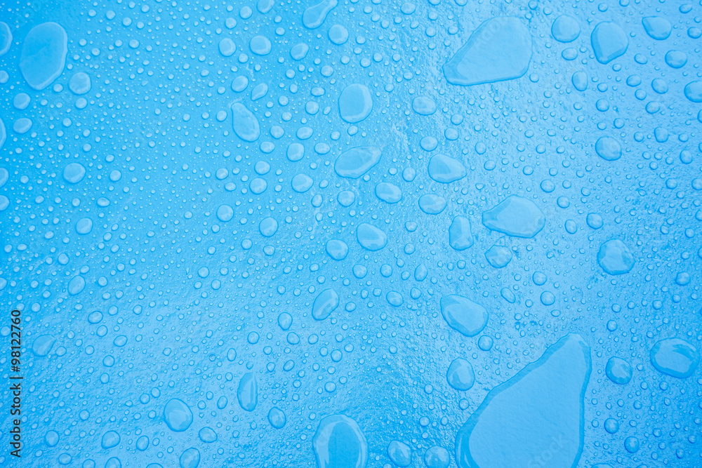 Wassertropfen auf eine blaue Oberfläche 02