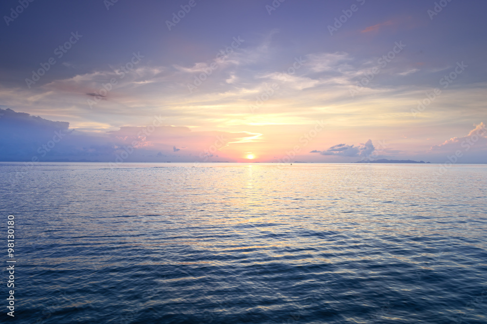 Fototapeta premium Panoramic dramatic sunset sky and tropical sea at dusk