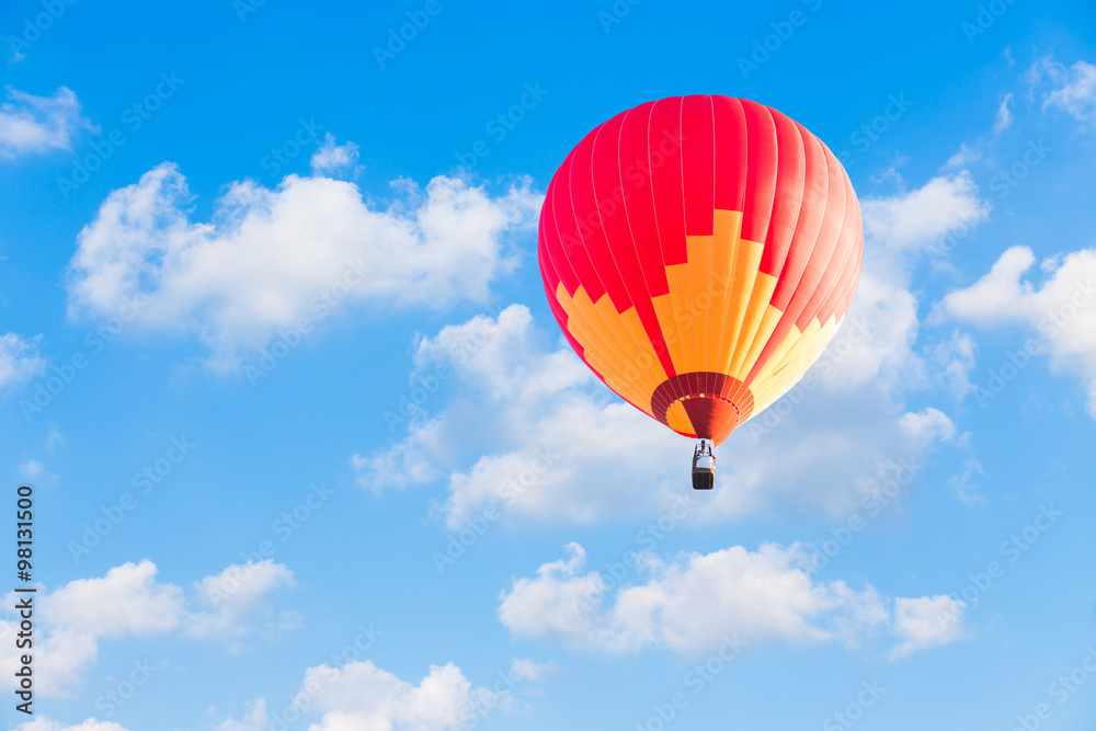 Fototapeta premium Red hot air balloon on blue sky