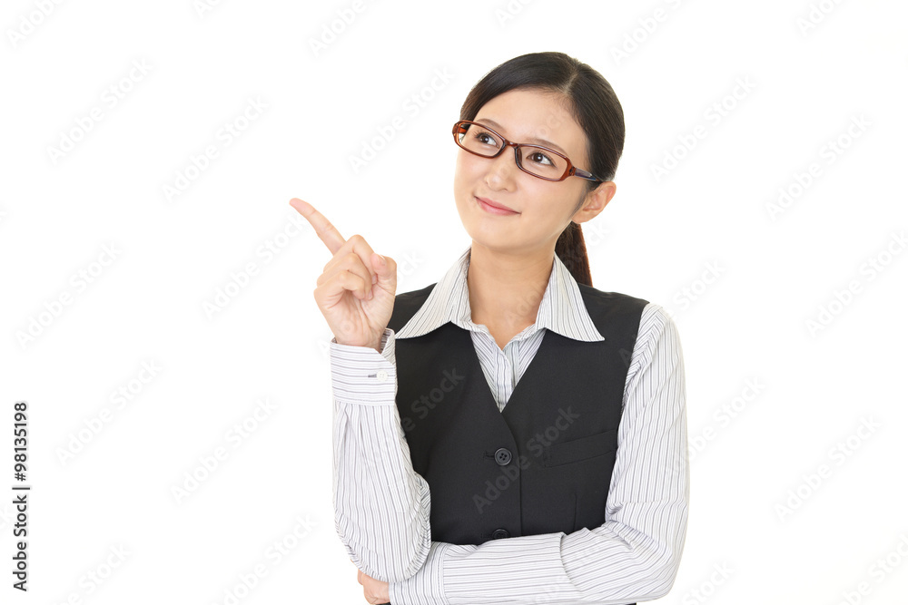 指示する笑顔の女性