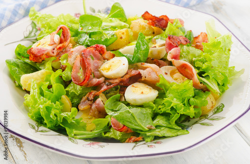 Warm salad with bacon and potato.