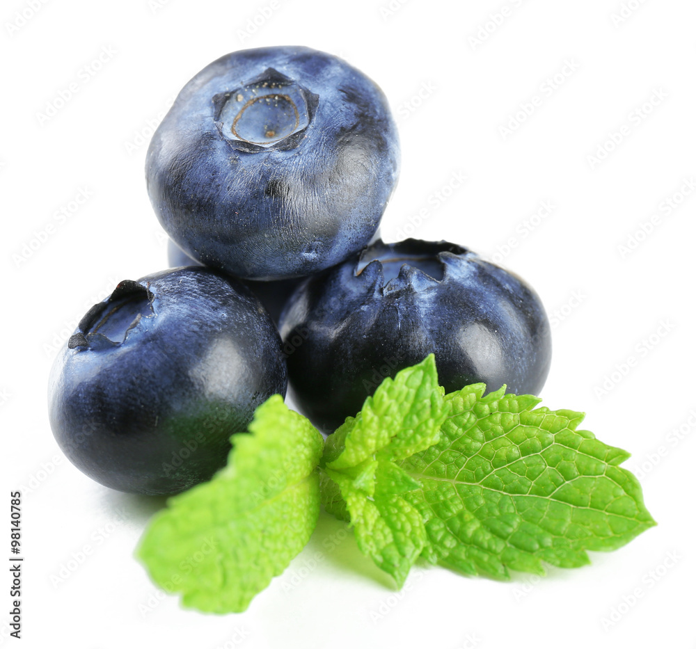 Obraz premium Fresh blueberries isolated on white