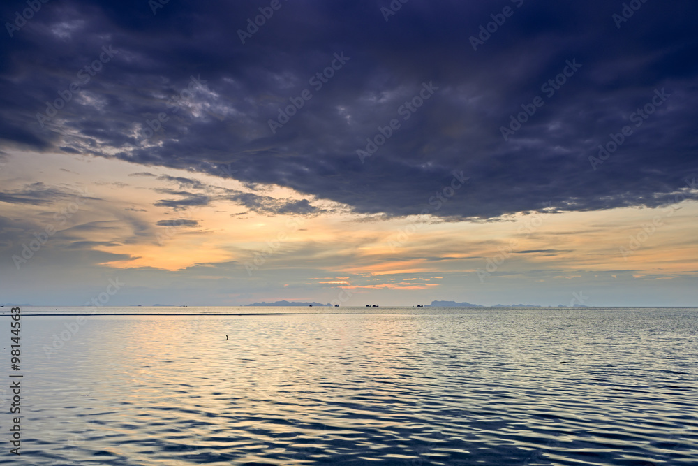 Obraz premium Dramatic rain cloud,sea and sky at dusk