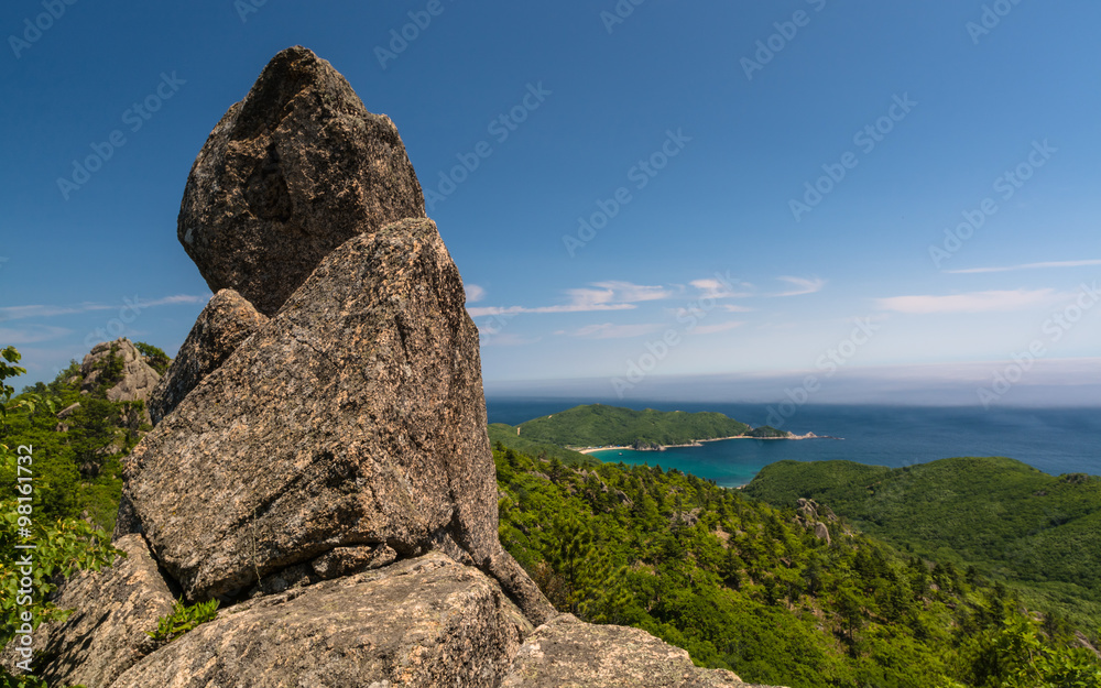 Скалы и горы на берегах Японского моря. Приморье, Россия. Rocks and mountains on the shores of the sea of Japan. Primorye, Russia.