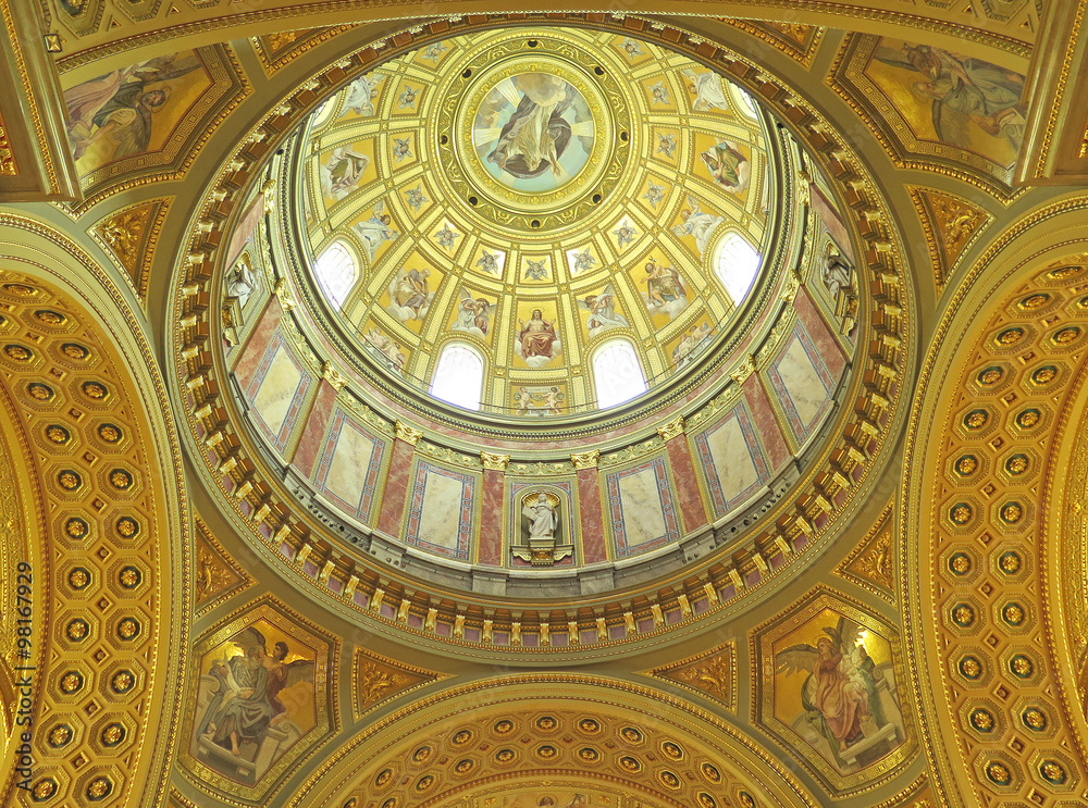 Interior de la cúpula de la basílica de San Stefano, Budapest, Hungría
