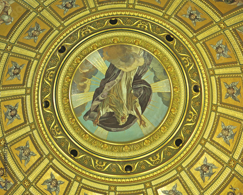 Interior de la cúpula de la basílica de San Stefano, Budapest, Hungría