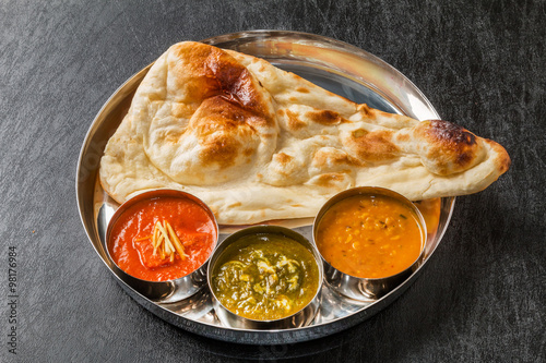 ナンとインドカレー　 Naan and three colors of India curry