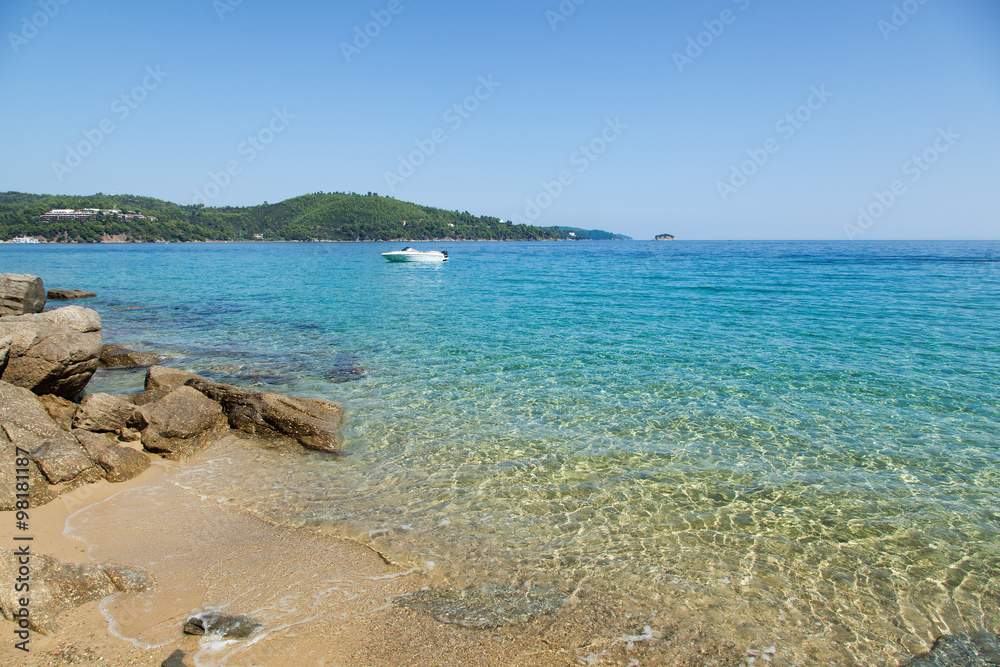 Sandstrand mit Steinen und Boot Sandstrand mit Steinen und Boot