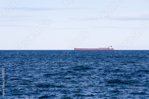 Canvas-taulu Great Lakes Freighter with Mid Horizon