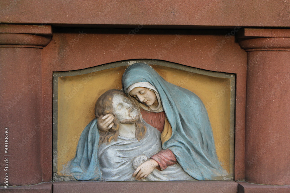 Maria mit Jesus Christus auf einem Grabstein