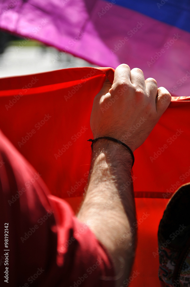 Obraz premium Protestor behind a banner