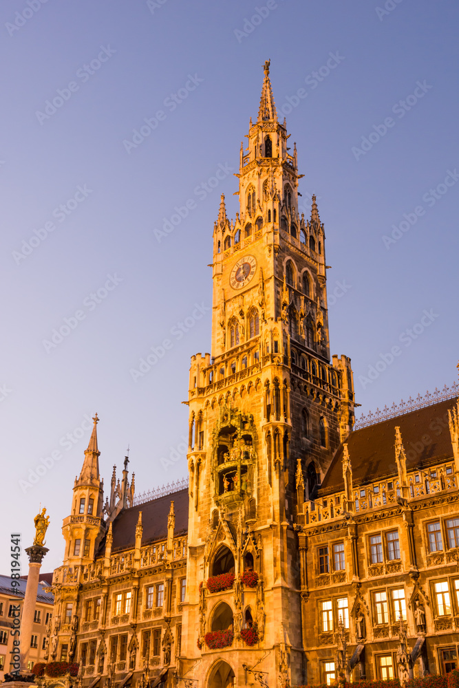 Fototapeta premium Illuminated Town Hall of Munich