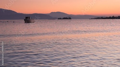 Alba sul lago