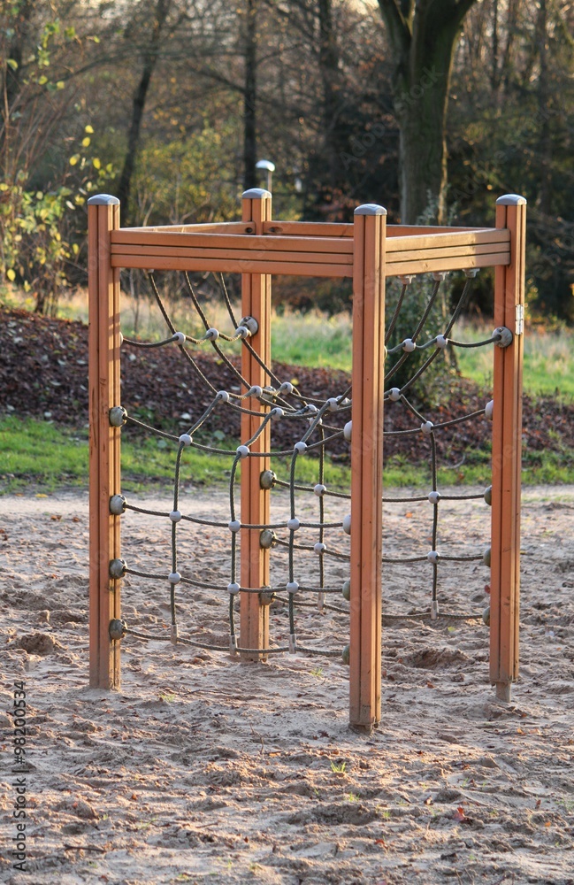 Fototapeta premium Kettergerüst aus Holz mit Metallseilen