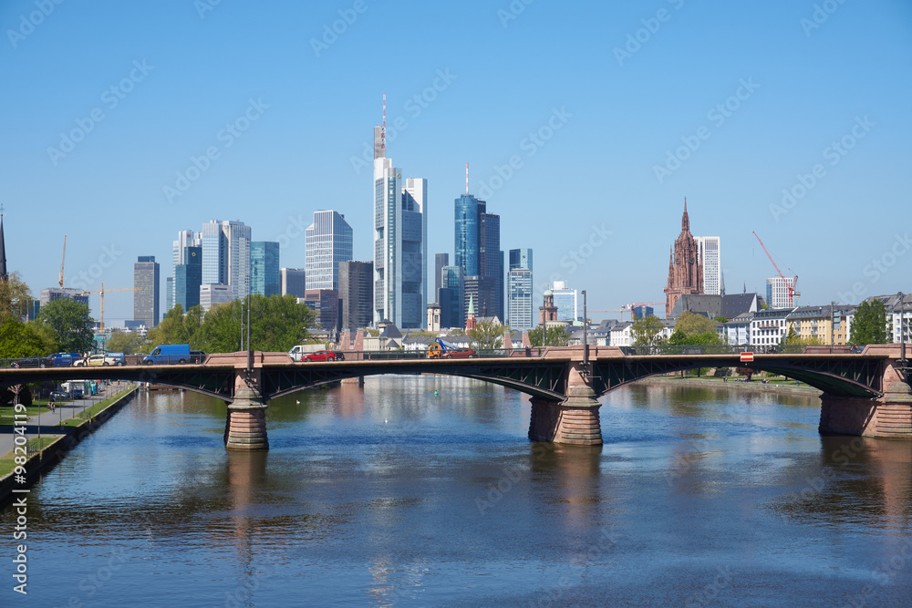 Frankfurt am Main Skyline mit Brücke