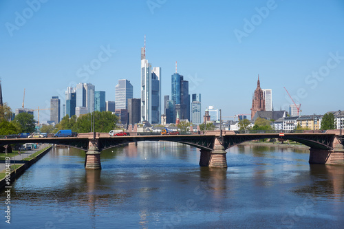 Frankfurt am Main Skyline mit Br  cke