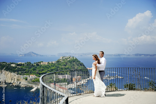 Obraz na płótnie bride and groom in wedding day in Naples, Italy w salonie
