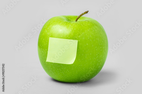 Bilde på lerret Green Apple and blank note on white background