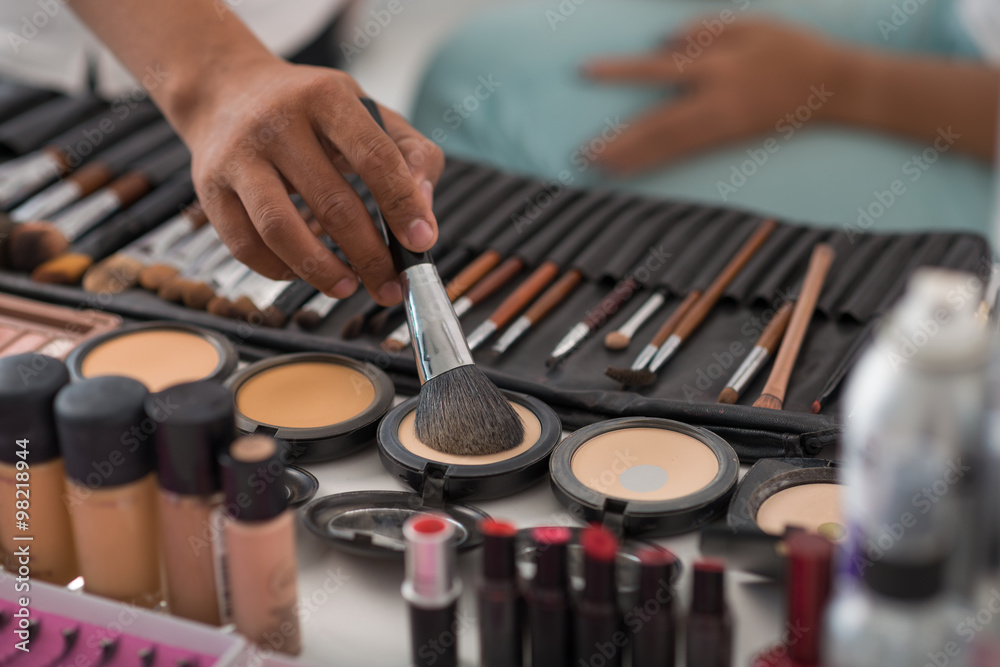 Applying powder Applying powder