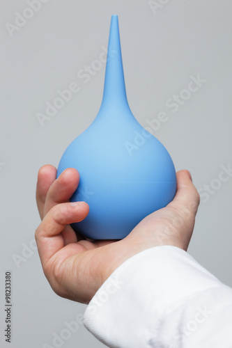Cuadro en lienzo Blue enema in the hands of a doctor - treatment option for const