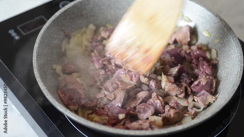 putting withe wine on fried livers with onion putting withe wine on fried livers with onion