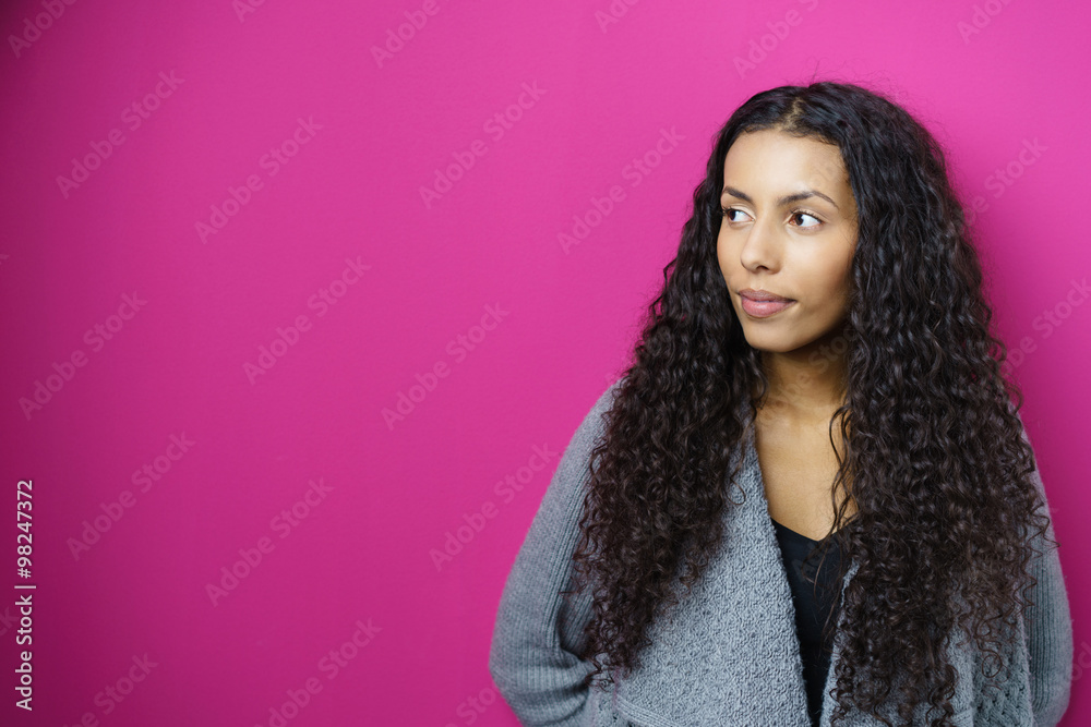 portrait einer attraktiven frau vor rosa hintergrund portrait einer attraktiven frau vor rosa hintergrund