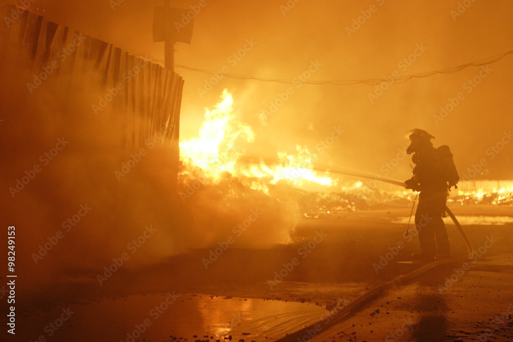 Obraz premium Strażacy Niebezpieczeństwo pracy