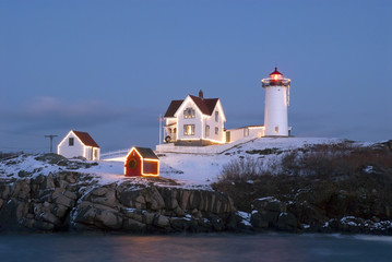 Poster Vuurtoren Cape Neddick vuurtoren met kerstverlichting  © alwoodphoto