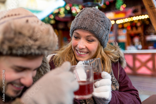 Paar Frau Mann hat Spaß auf dem Weihnachtsmarkt sieht sich verliebt an und lacht