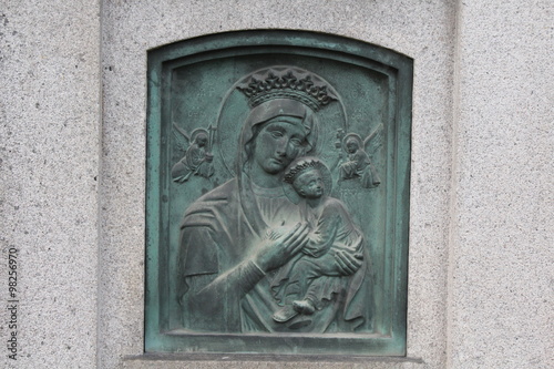 Maria mit Christuskind auf einem Grabstein