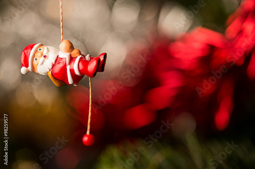 Fotografie Père Noël se balançant au bout d'une corde