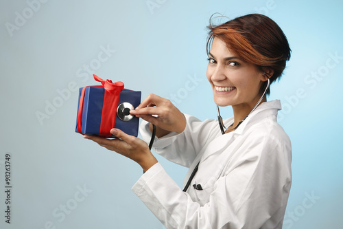 Govane medico con un regalo photo