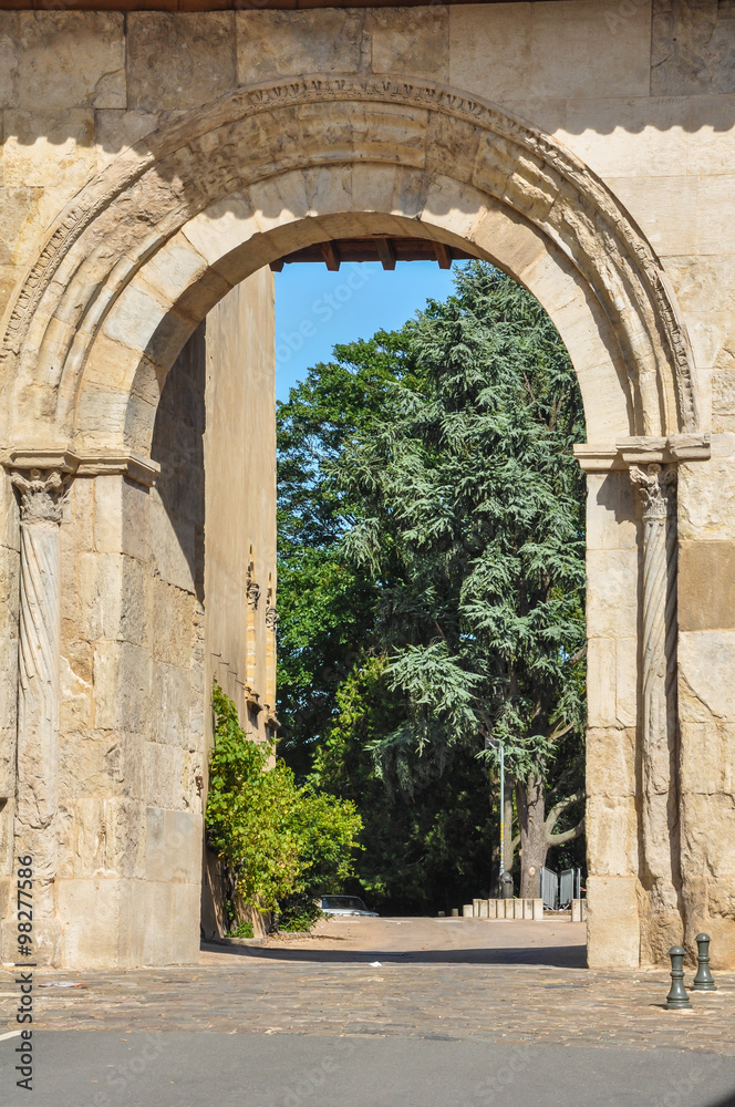 Arco, Cluny, Francia