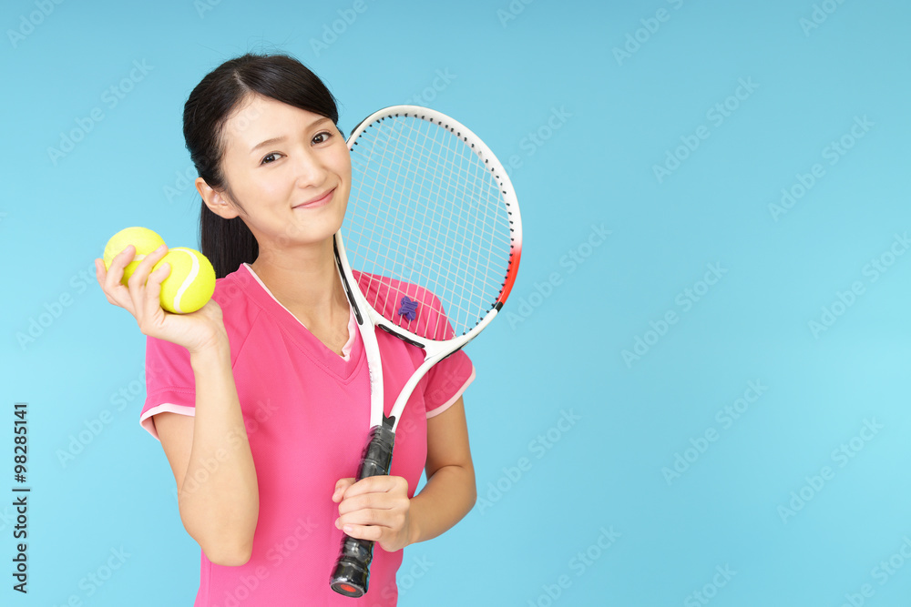テニスラケットを持つ女性