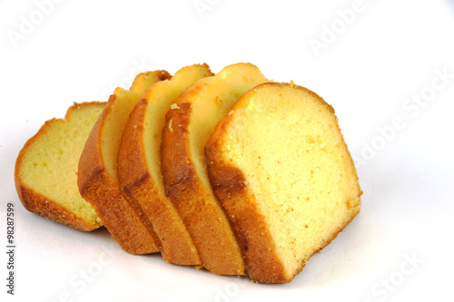 Foto sliced sponge cake on white background