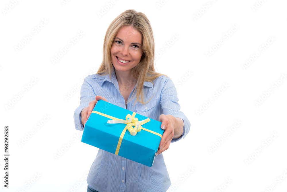 hübsche frau reicht mit freude ein geschenk hübsche frau reicht mit freude ein geschenk