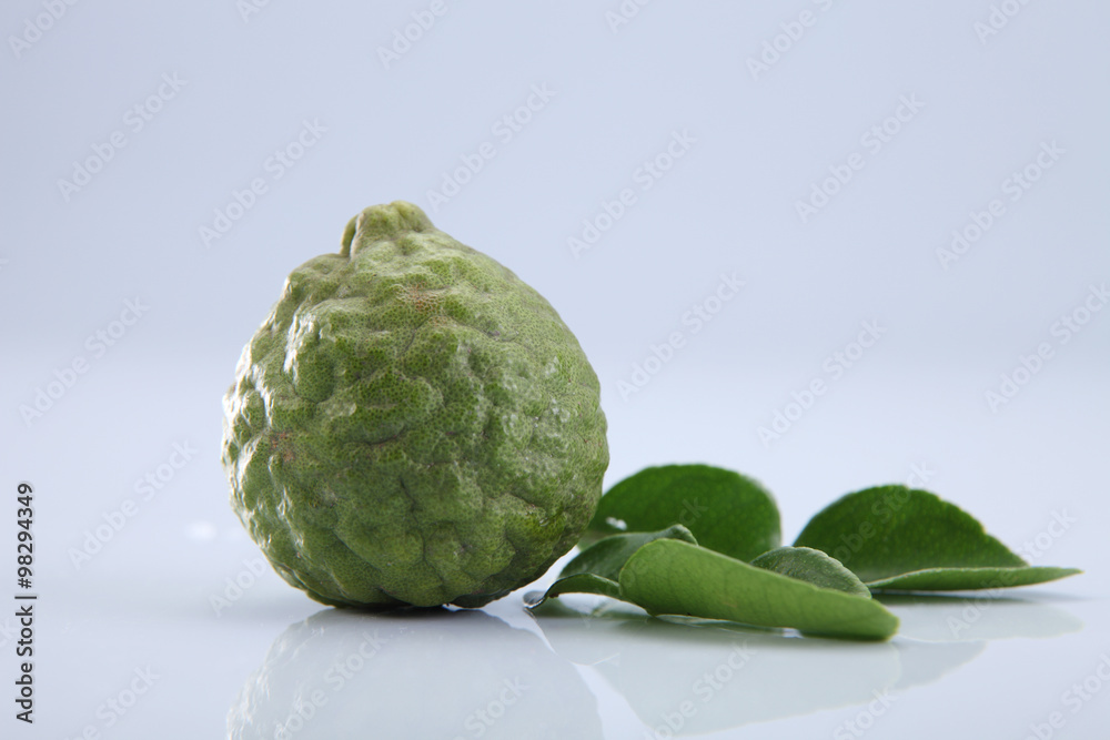 Obraz premium bergamot leaf and lime